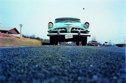 Untitled (Blue car on suburban street), Memphis, TN, 1970 © Eggleston Artistic Trust, cortesía Cheim & Read, Nueva York.