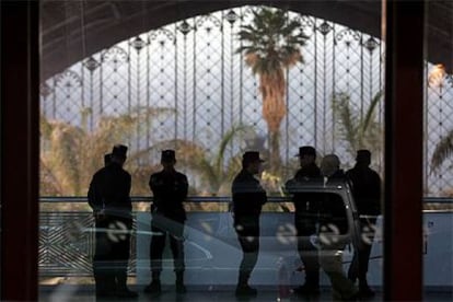 Miembros de las fuerzas de seguridad del Estado custodiaban ayer la estación de Atocha, en Madrid.