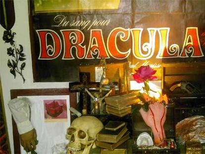 Estatuillas, calaveras, maniquíes y luces macabras en el parisiense Museo de los Vampiros. Todo un homenaje al conde Drácula.