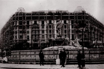 El hotel Westin Palace, en plena construcción en esta imagen, se inauguró el 12 de octubre de 1912 y durante sus cien años ha alojado a los artistas más dispares, desde el cantante Carlos Gardel hasta el escritor Valle Inclán o la actriz Sofia Loren.
