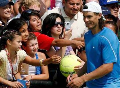 Rafa Nadal firma autógrafos a sus admiradores.