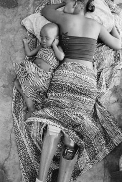 Sofia Elface Fumo, víctima de una mina, duerme junto a su hija Alia en Massaca (Mozambique), febrero de 2007.