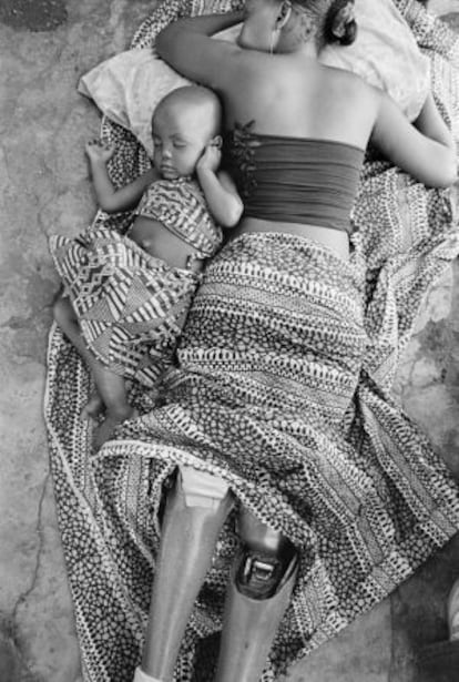 Sofia Elface Fumo, víctima de una mina, duerme junto a su hija Alia en Massaca (Mozambique), febrero de 2007.