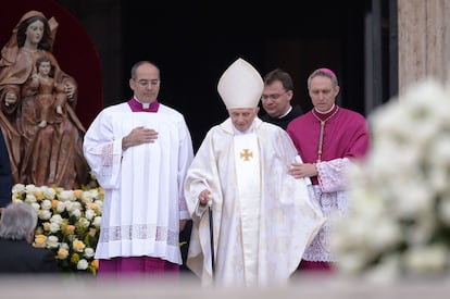 El papa emérito Benedicto XVI hace su entrada a la Plaza de San Pedro. Joseph Ratzinger cooficiaba la ceremonia junto a Francisco, el papa en ejercicio.