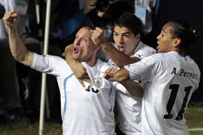 El jugador de Uruguay, Diego Pérez, festaja su gol junto a sus compañeros Luis Suárez Y Álvaro Pereira