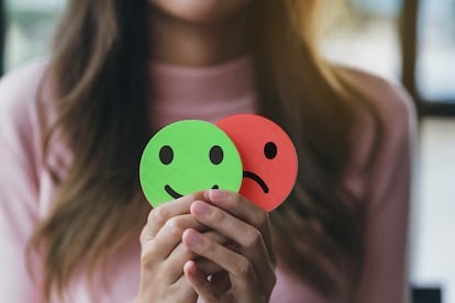 Expresiones como “sé positivo” o “todo va a estar bien”, entre otras, están presentes explícita o sutilmente en el día a día en redes sociales, vídeos o, incluso, en tazas.