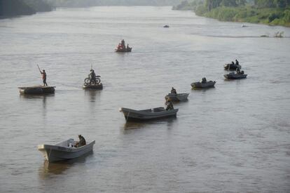Marines mexicanos patrullan el río Suchiate, frontera entre Guatemala y México.