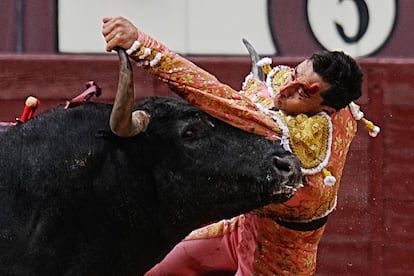 Una de las volteretas sufridas por Paco Ureña en el primer toro de la tarde.