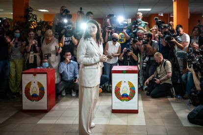 Svetlana Tijanóvskaya con su traje blanco votando el pasado 9 de agosto.