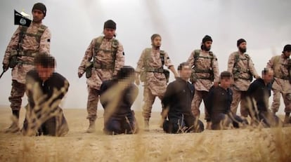 Un grupo de yihadistas extranjeros del Estado Islámico junto a varios rehenes antes de decapitarles, en noviembre de 2014.