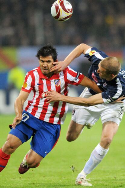 Agüero recibe la falta de Hangeland.