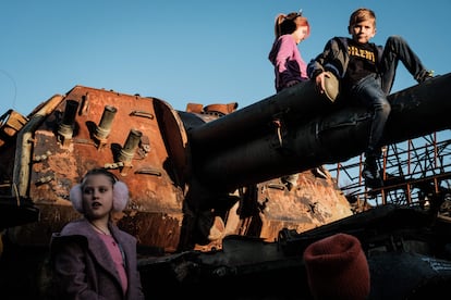 Unos niños se suben a un tanque ruso destruido durante una exposición al aire libre de vehículos militares destruidos cerca del Monasterio de la Cúpula Dorada de San Miguel, en Kiev, el 16 de octubre de 2022, en medio de la invasión rusa de Ucrania. El Fondo de las Naciones Unidas para la Infancia (Unicef) ha alertado este 17 de octubre, Día Internacional para la Erradicación de la Pobreza, de que la guerra en Ucrania y el aumento de la inflación han llevado a cuatro millones de niños a la pobreza.