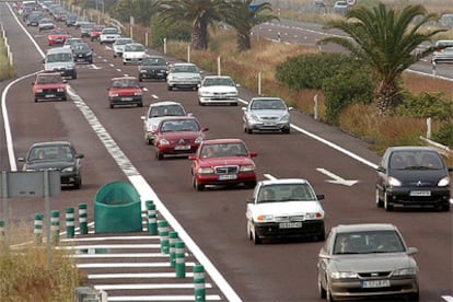 La carretera V-21 en sentido de entrada a Valencia presentaba tráfico intenso esta tarde del 2 de mayo.