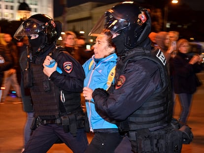 Agentes rusos detienen el miércoles en Moscú a manifestantes contra la movilización decretada por el presidente Vladímir Putin.