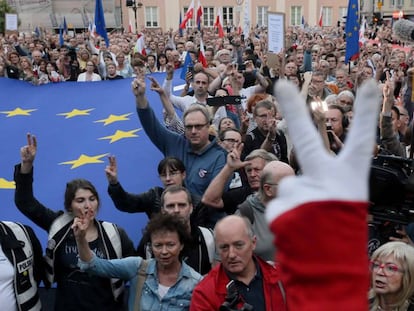 Decenas de polacos protestan contra de la reforma judicial, frente a la sede del Supremo en Varsovia.