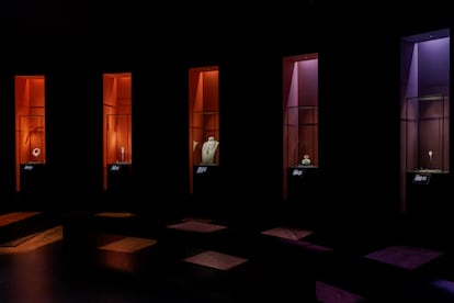 La sala favorita de Asif Khan, el diseñador de la muestra. Un espacio que, jugando con la luz, se declina “del naranja del atardecer de la India y el azul de una noche en Windsor”. Habla de la relación de Cartier con la realeza.