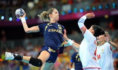 Fern&aacute;ndez lanza ante dos montenegrinas en la semifinal.