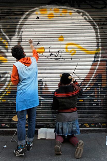 Muchos dibujantes prefirieron el pincel para pintar su obra. Los artistas de la foto reconocieron no saber utilizar el 'spray'.