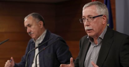 Los secretarios generales de UGT, Pepe &Aacute;lvarez,iz., y de CC.OO., Ignacio Fern&aacute;ndez Toxo,d., durante la rueda de prensa tras la reuni&oacute;n con el presidente del Gobierno, ayer en el Palacio de la Moncloa. Mariano Rajoy, ha recibido a los representantes de la patronal y los sindicatos para reiniciar el di&aacute;logo social y analizar diversas cuestiones relativas a salarios, empleo, pensiones y competitividad empresarial. 