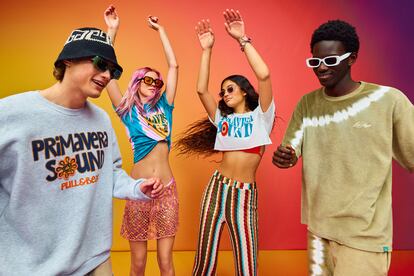 Modelos masculinos y femeninos con la ropa de la nueva colección 'The Vision by Pull&Bear Collection’.