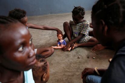 Niños juegan en un refugio después del paso del huracán Matthew, en Jérémie (Haití).