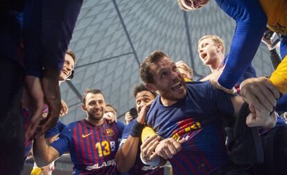 Los jugadores del Barça celebran el título de liga.