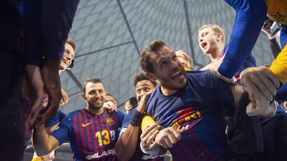 Los jugadores del Barça celebran el título de liga.