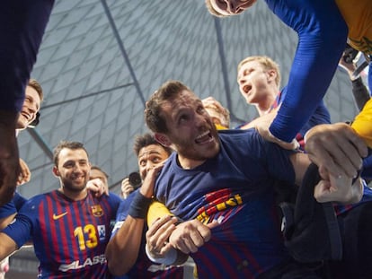 Los jugadores del Barça celebran el título de liga.