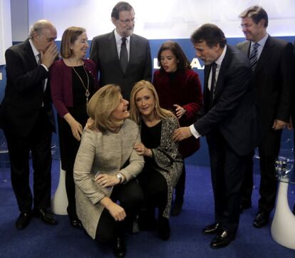 Rajoy con Ana Pastor (izquierda) y Sáenz de Santamaría. Agachadas, Fátima Bañez y Cristina Cifuentes.