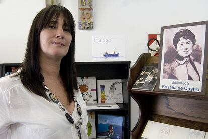 Alejandra Ramírez, directora general del Libro de Buenos Aires, en la sección de gallego en la Casa de la Lectura del barrio Villa Crespo.