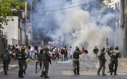 La Guardia Nacional Bolivariana dispara bombas de gas lacrimógeno a los manifestantes durante las protestas el pasado 23 de enero.