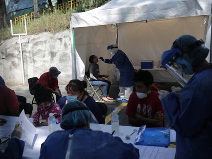 Un sanitario realiza una prueba PCR a una mujer en el parque Álvaro Obregón, Ciudad de México.