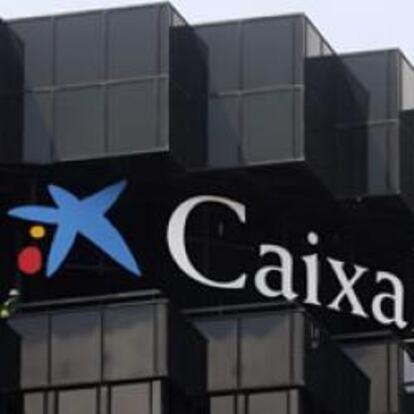 Logotipos de La Caixa, sobre una de sus sedes en Barcelona