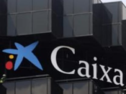 Logotipos de La Caixa, sobre una de sus sedes en Barcelona