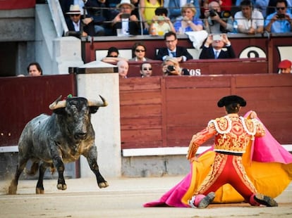 Manuel Escribano recibe de rodillas al primer toro de Adolfo Martín, el pasado 30 de mayo en Las Ventas.