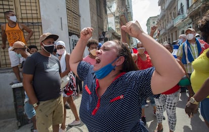 Uma mulher grita a favor do Governo cubano em frente de manifestantes na Havana, este domingo.  