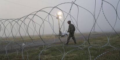 Un soldado estadounidense hace guardia en la frontera con México en Texas.