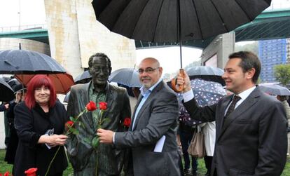 Pastor (centro) y Lentxu Rubial, durante el homenaje al histórico dirigente socialista.