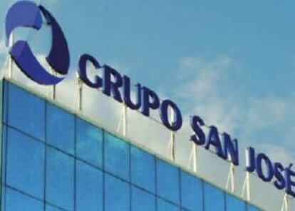 Marca del grupo San José sobre su sede central en Tres Cantos (Madrid).