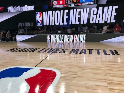 Cancha del complejo Wide World of Sports de Florida donde se reanuda la NBA. El lema del reinicio de la temporada en Disney World es 'Whole New Game', "Juego completamente nuevo", junto al Black Lives Matter