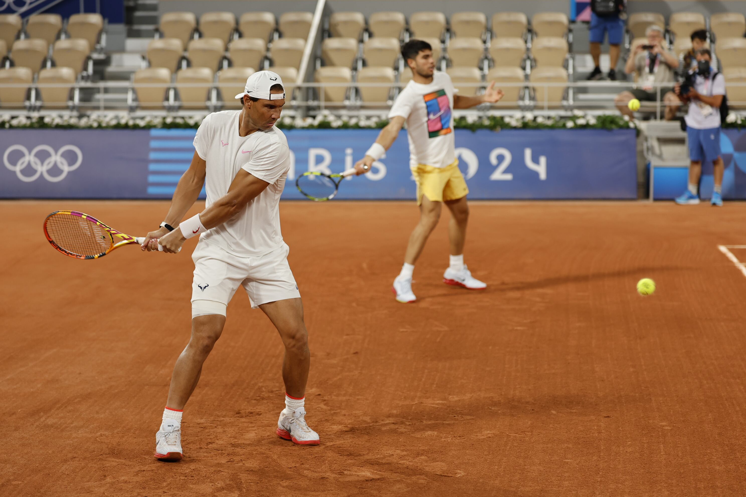 Nadal se entrena en Roland Garros tras las molestias del día anterior 