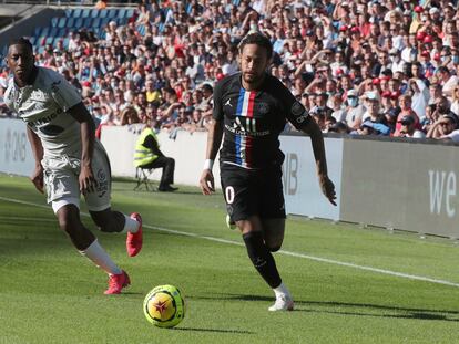 Neymar, durante el amistoso en Le Havre que supuso la vuelta del fútbol en Francia.