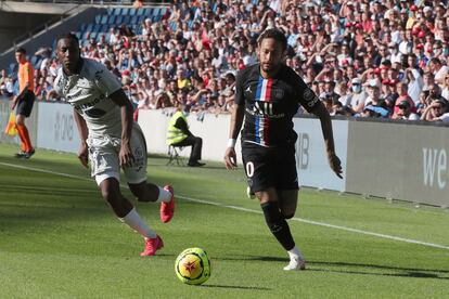 Neymar, durante el amistoso en Le Havre que supuso la vuelta del fútbol en Francia.