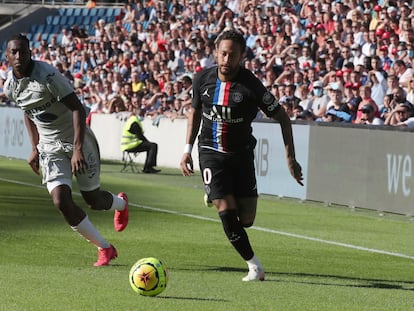 Neymar, durante el amistoso en Le Havre que supuso la vuelta del fútbol en Francia.