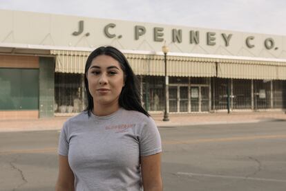 Alexandra Orozco delante de, J. C. Penney, actualmente cerrado, donde trabajaba en Delano, California.