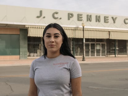 Alexandra Orozco delante de, J. C. Penney, actualmente cerrado, donde trabajaba en Delano, California.