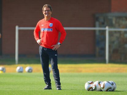 Fabio Capello, sonriente durante el entrenamiento de Inglaterra, ayer en Rustenburgo.