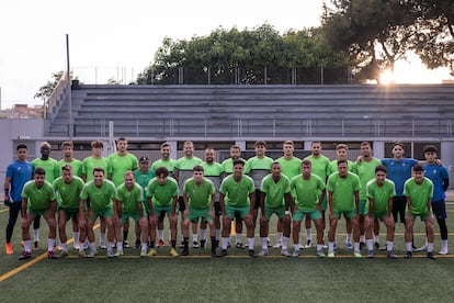 El equipo del UE Sants, al completo en el campo de Báscula antes del entrenamiento.