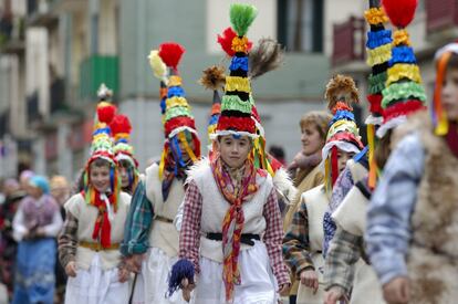 El más famoso y multitudinario de los carnavales de Euskadi, el de Tolosa (Guipúzcoa), dura seis días y este año arranca el 23 de febrero, con el Jueves Gordo, con lectura del pregón y 'txupinazo' desde el balcón del Ayuntamiento. Le sigue el Viernes Flaco, con un festival en el Teatro Leidor a cargo de los vecinos del pueblo. Tamborradas el sábado (infantil y de adultos). Y, el domingo, todo el mundo a la calle en pijama y zapatillas, recién levantado de la cama. A partir de ahí, desfiles de comparsas y carrozas, música y bailes hasta el martes a medianoche, cuando los tolosanos entierran la sardina, poniendo punto y final a la fiesta.