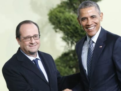 O presidente francês, François Hollande, recebe o presidente dos EUA, Barack Obama, na cúpula de Paris em 30 de novembro.